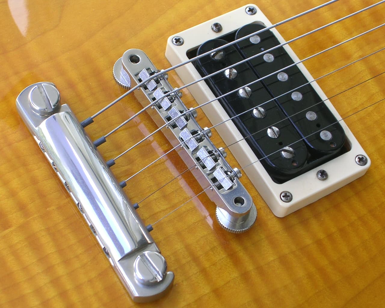 Sillet de chevalet sur une guitare électrique.